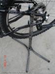 Stojak na rower,na tylne koło.Służy do konserwacji i drobnych napraw roweru.Całość pomalowana elektrostatycznie na ciemny grafit.