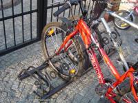Stojak rowerowy na 5-rowerów.Wykonany z rury fi 50 i fi 20.Pomalowany elektrostatycznie na kolor ciemny grafit.
